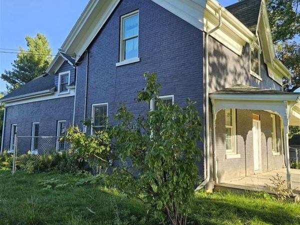 103 N Oak St, Anamosa, IA 52205