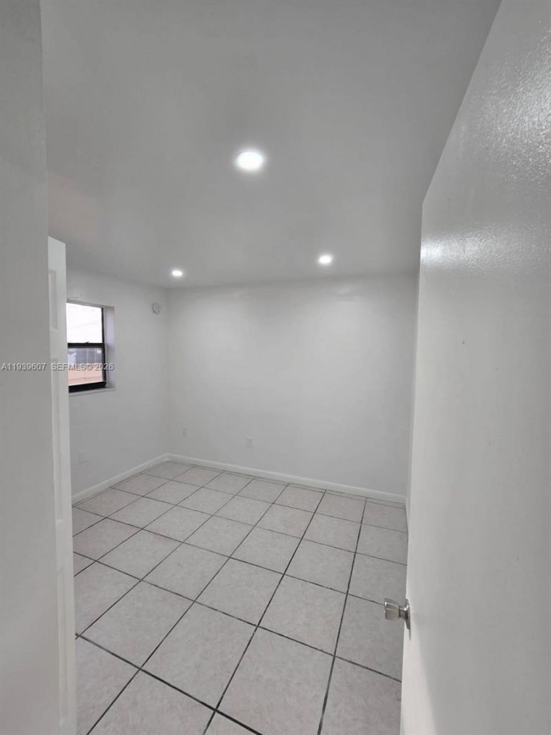 2727 NW 17th Ter, Unit 404, Miami, FL 33125 Photo