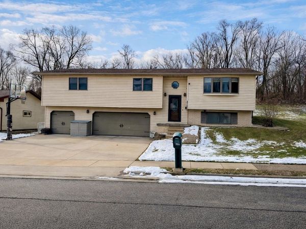 3705 Aerostar Drive, Dubuque, IA 52001