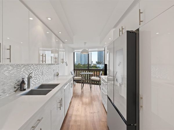1000 W Island Blvd, Unit 807, Aventura, FL 33160