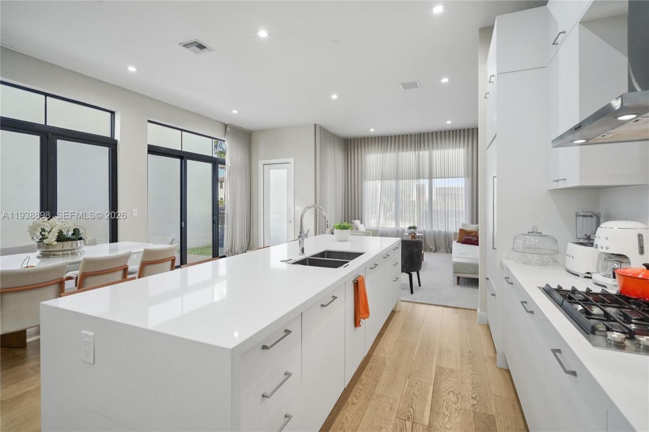 8144 NW 43rd St, Doral, FL 33166 Photo