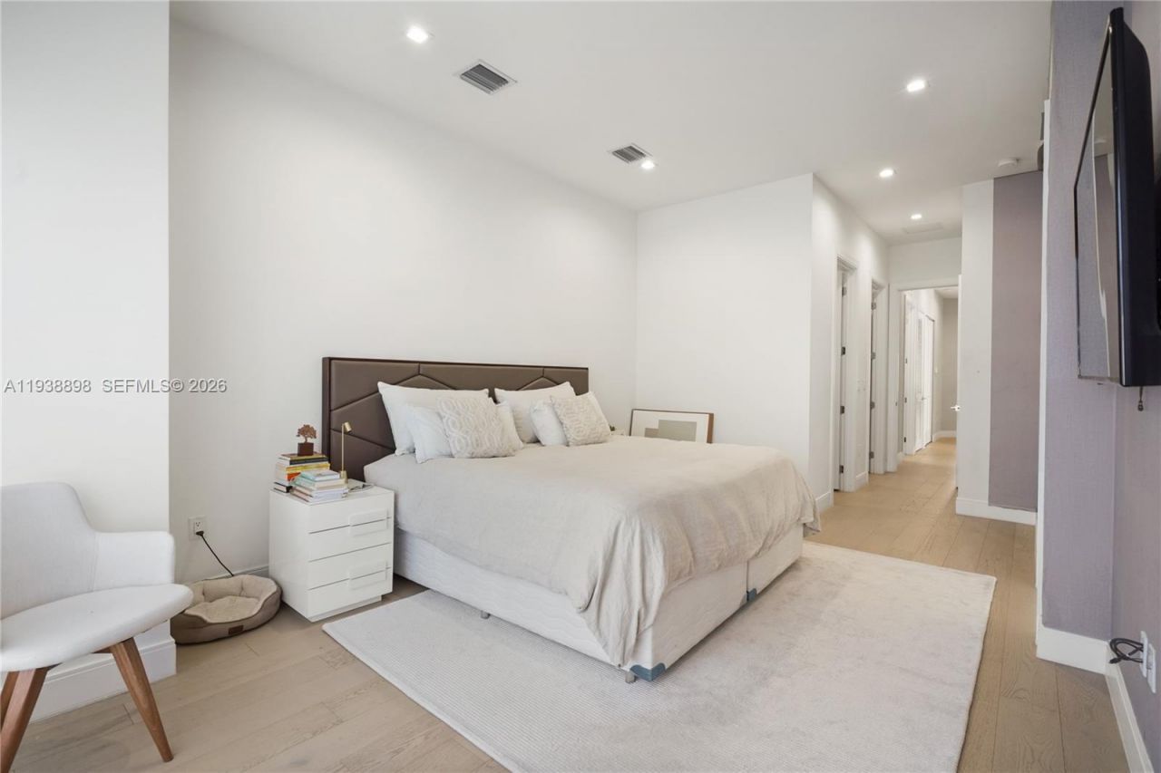 8144 NW 43rd St, Doral, FL 33166 Photo