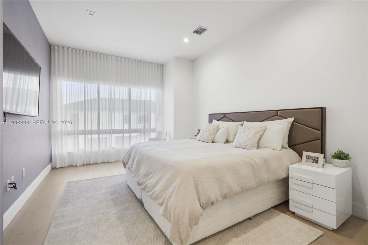 8144 NW 43rd St, Doral, FL 33166 Photo