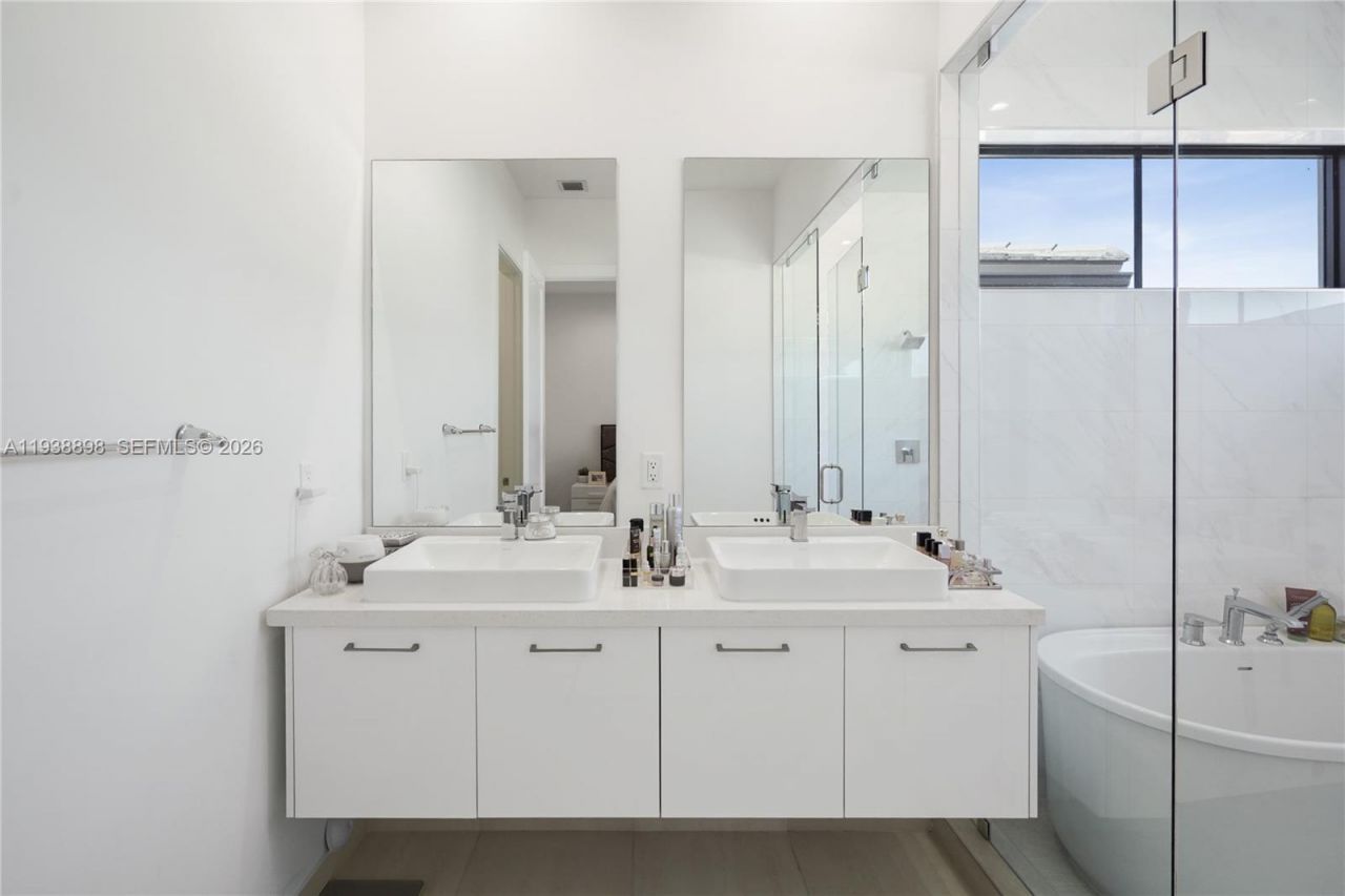 8144 NW 43rd St, Doral, FL 33166 Photo