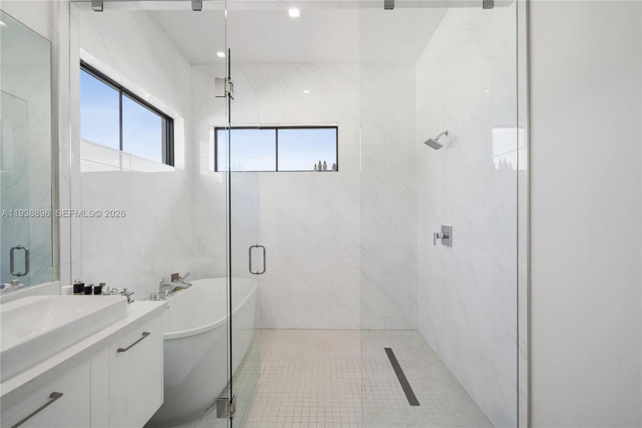 8144 NW 43rd St, Doral, FL 33166 Photo