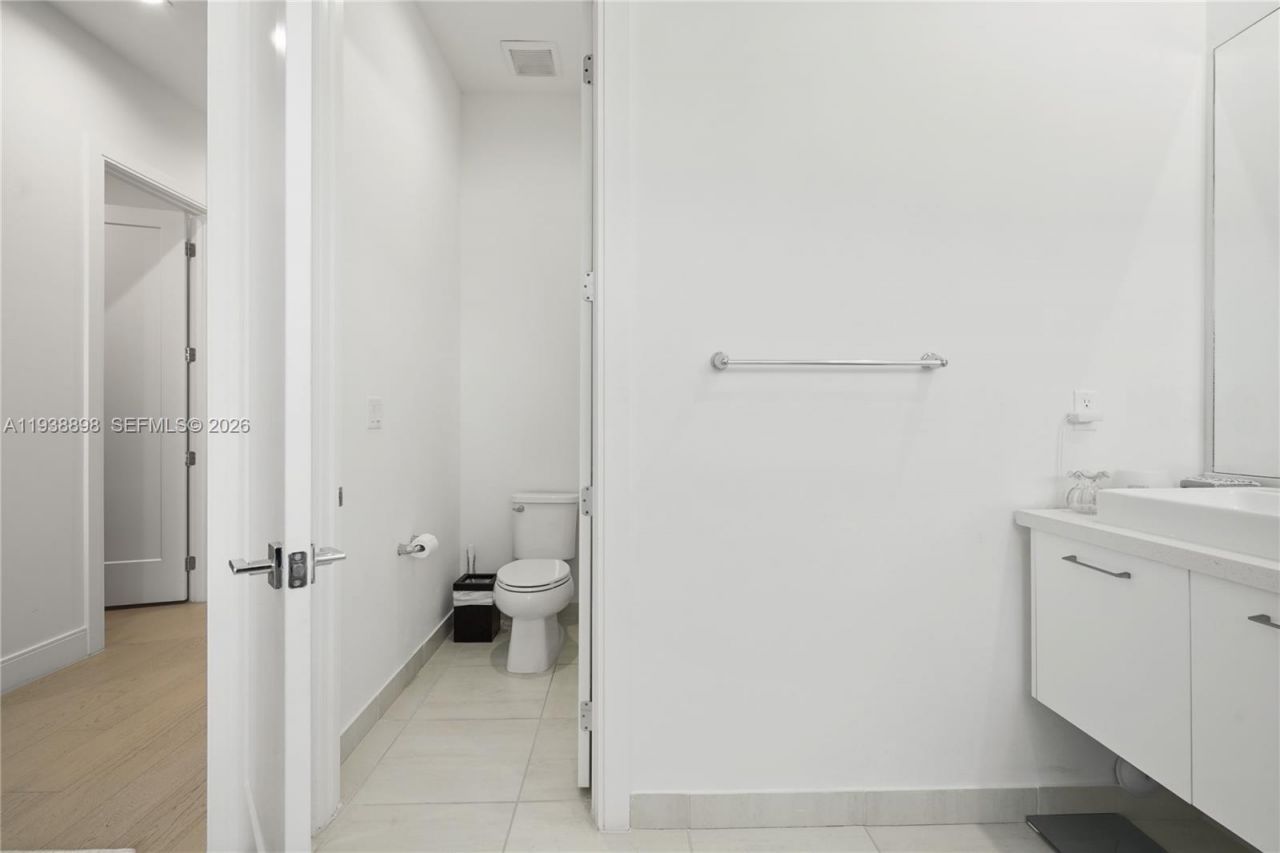 8144 NW 43rd St, Doral, FL 33166 Photo