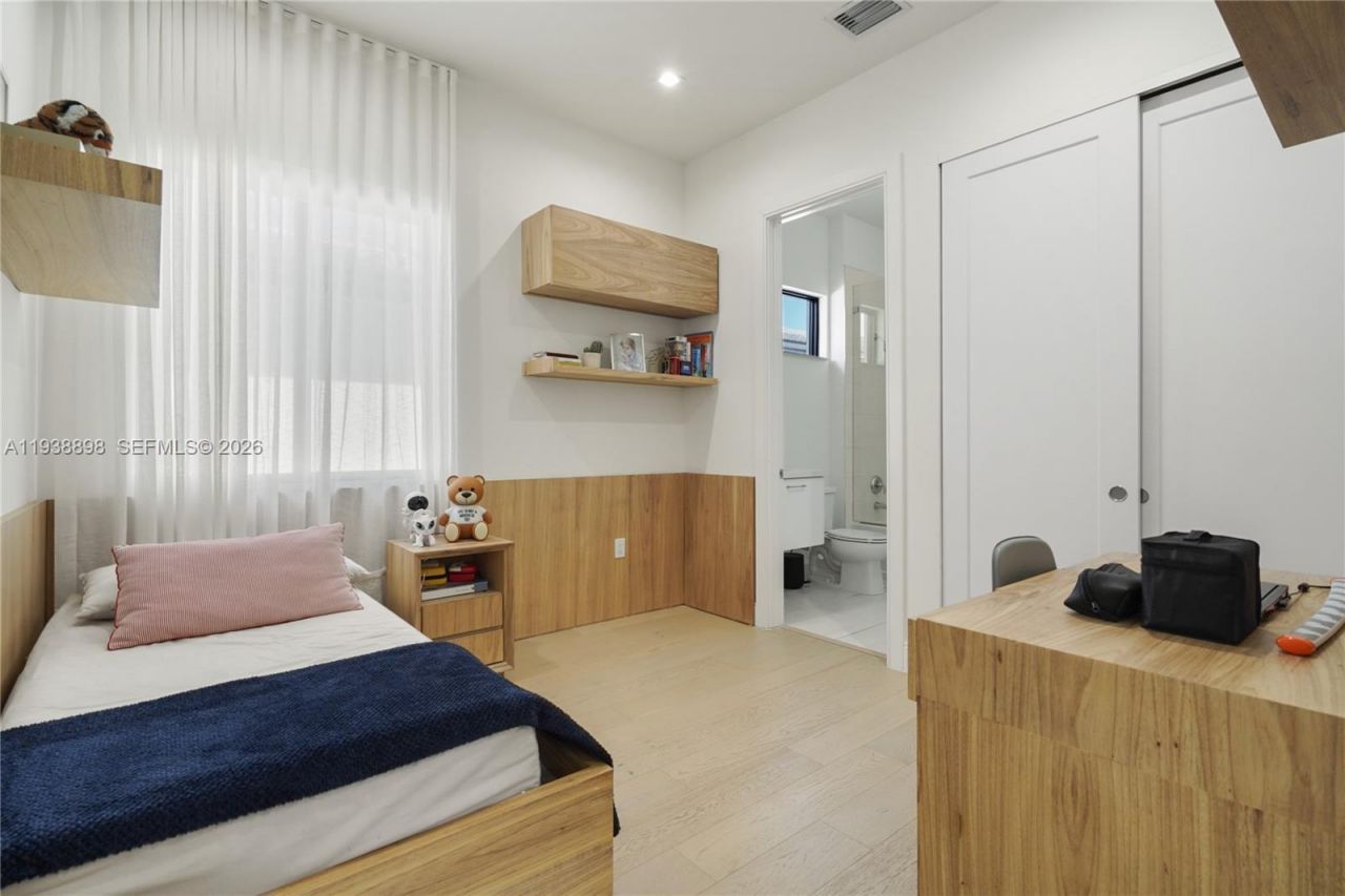 8144 NW 43rd St, Doral, FL 33166 Photo