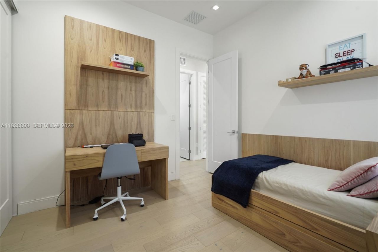 8144 NW 43rd St, Doral, FL 33166 Photo