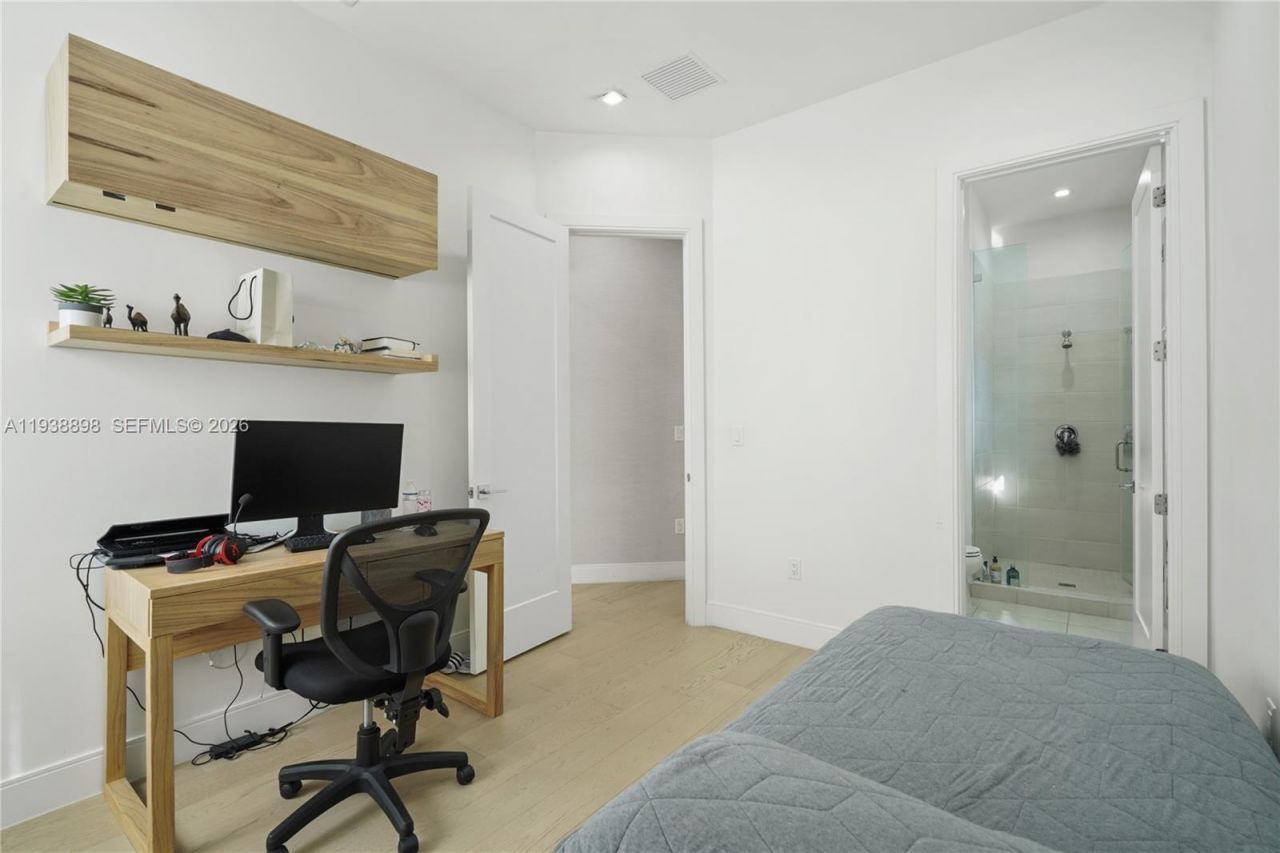 8144 NW 43rd St, Doral, FL 33166 Photo