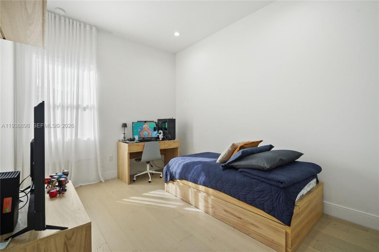 8144 NW 43rd St, Doral, FL 33166 Photo