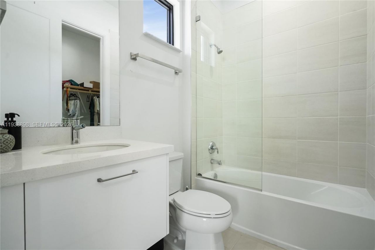 8144 NW 43rd St, Doral, FL 33166 Photo