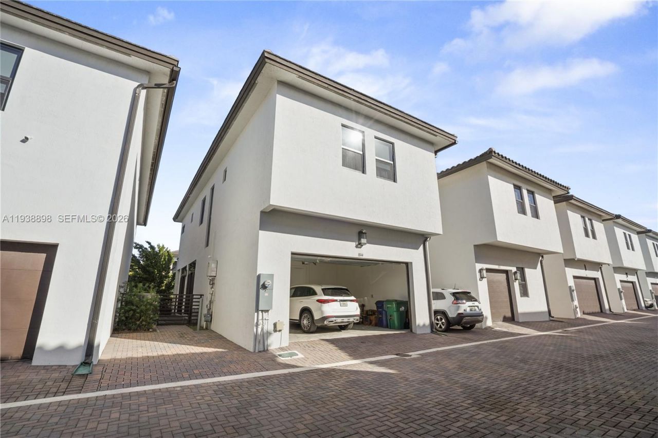 8144 NW 43rd St, Doral, FL 33166 Photo