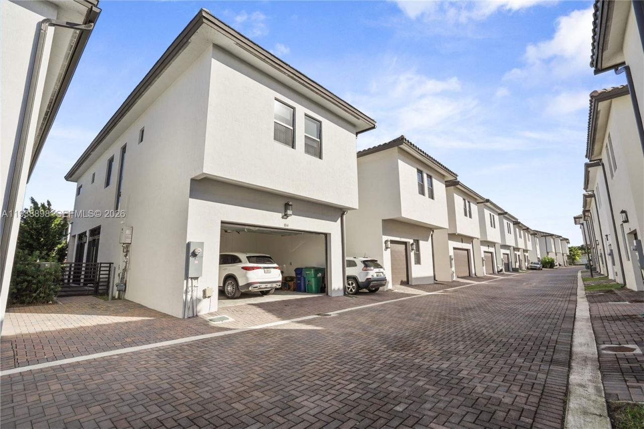 8144 NW 43rd St, Doral, FL 33166 Photo