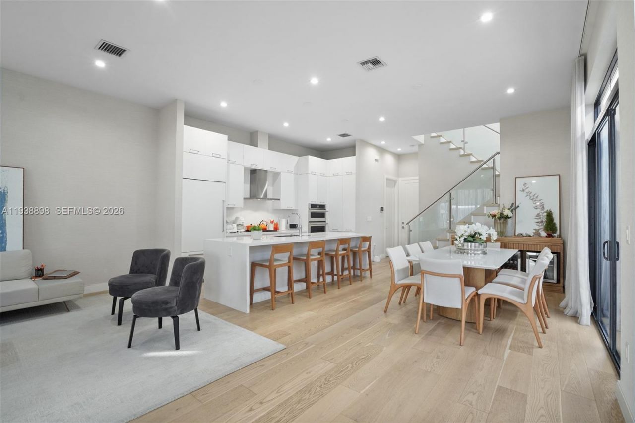 8144 NW 43rd St, Doral, FL 33166 Photo