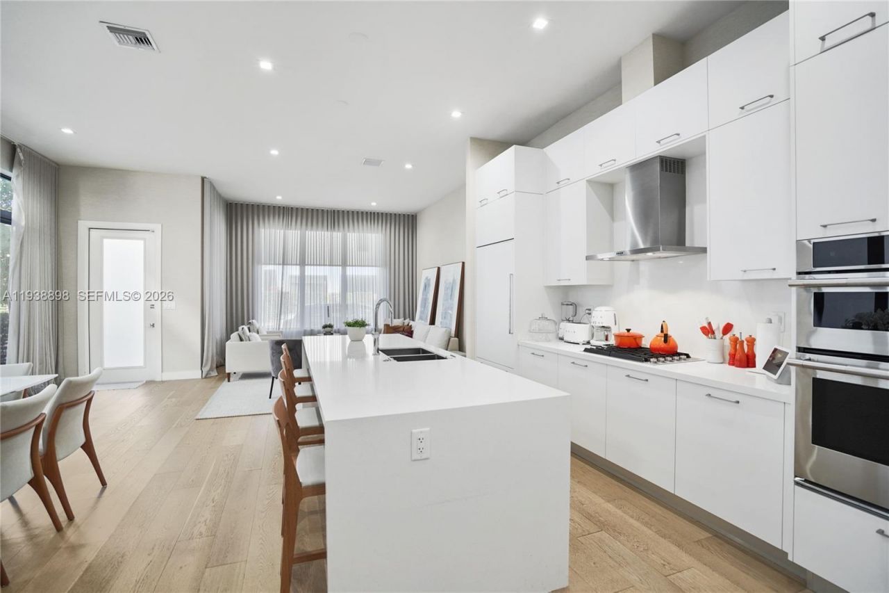 8144 NW 43rd St, Doral, FL 33166 Photo