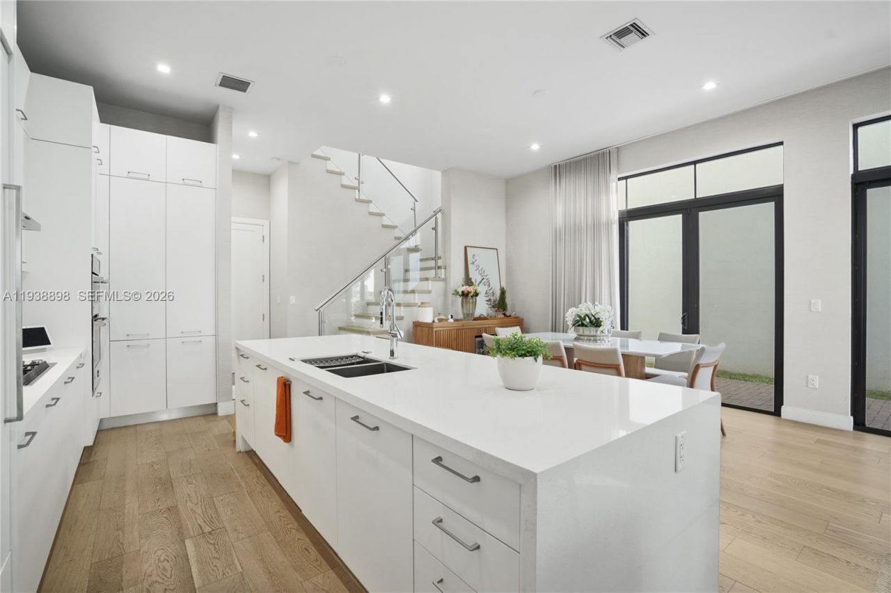 8144 NW 43rd St, Doral, FL 33166 Photo