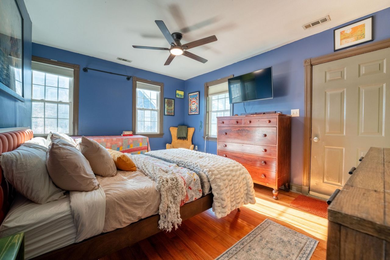 36 1/2 South Street Photo 12