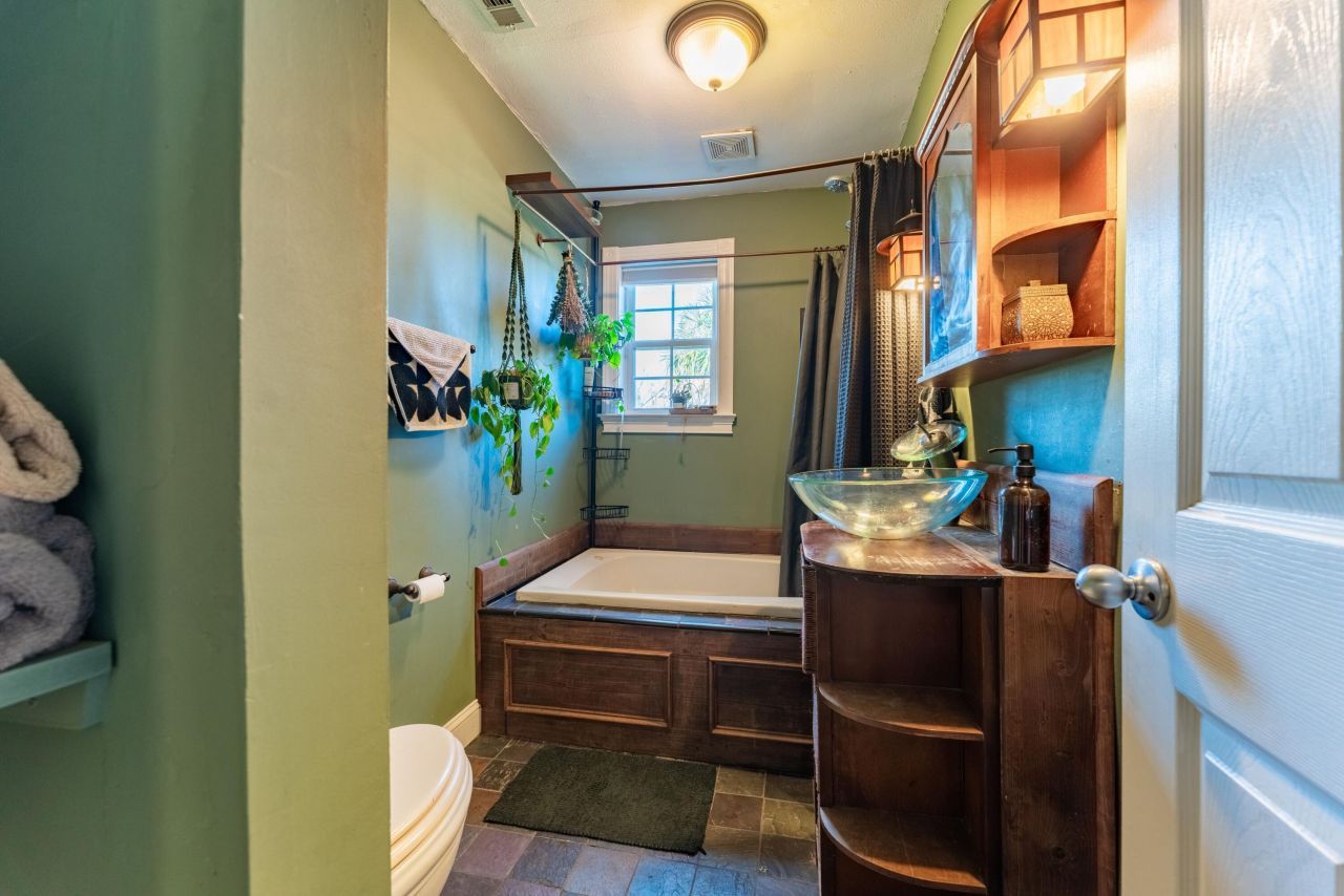 36 1/2 South Street Photo 14