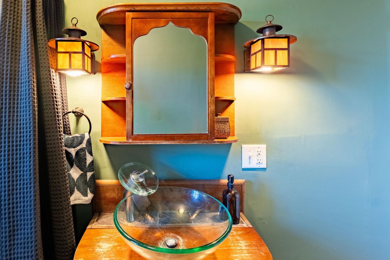 36 1/2 South Street Photo 15