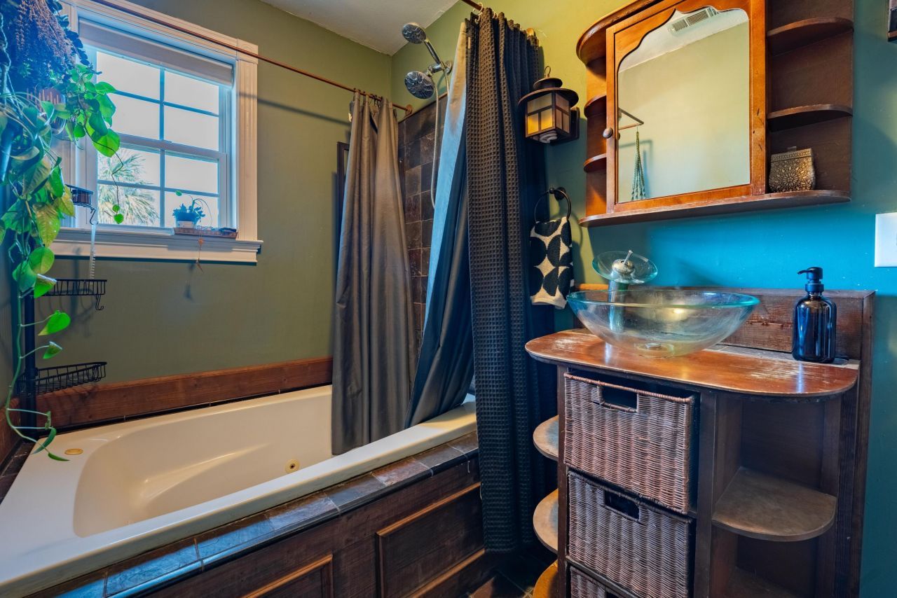 36 1/2 South Street Photo 17