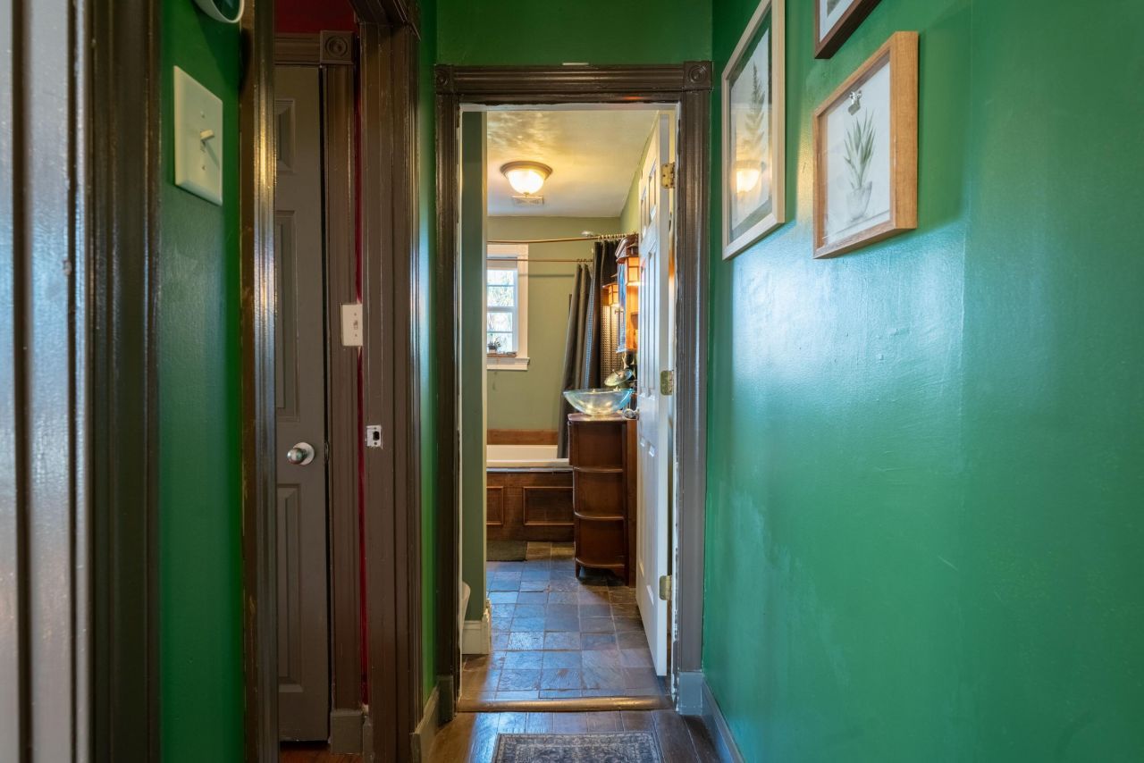 36 1/2 South Street Photo 18