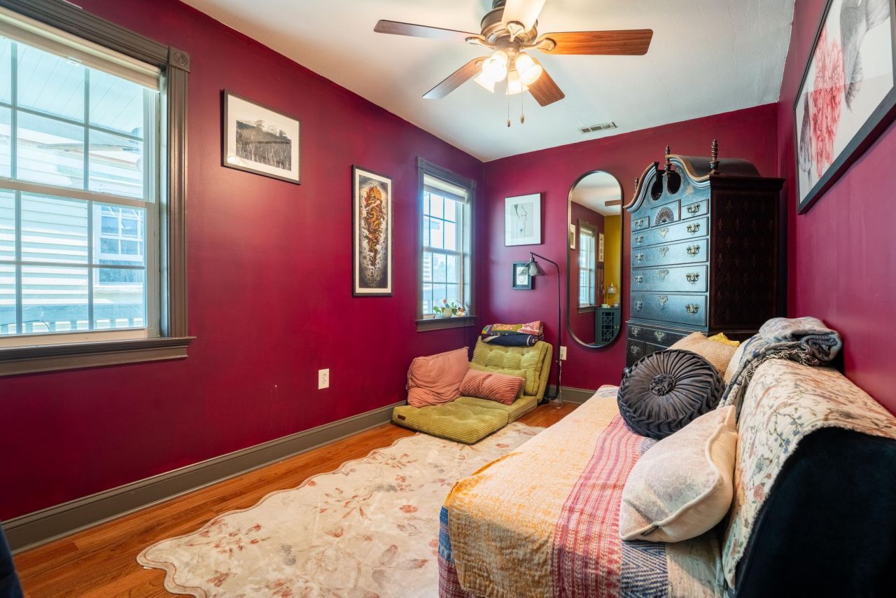 36 1/2 South Street Photo 22