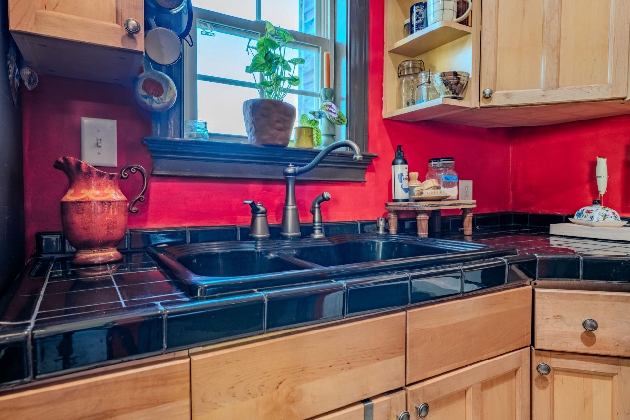 36 1/2 South Street Photo 4