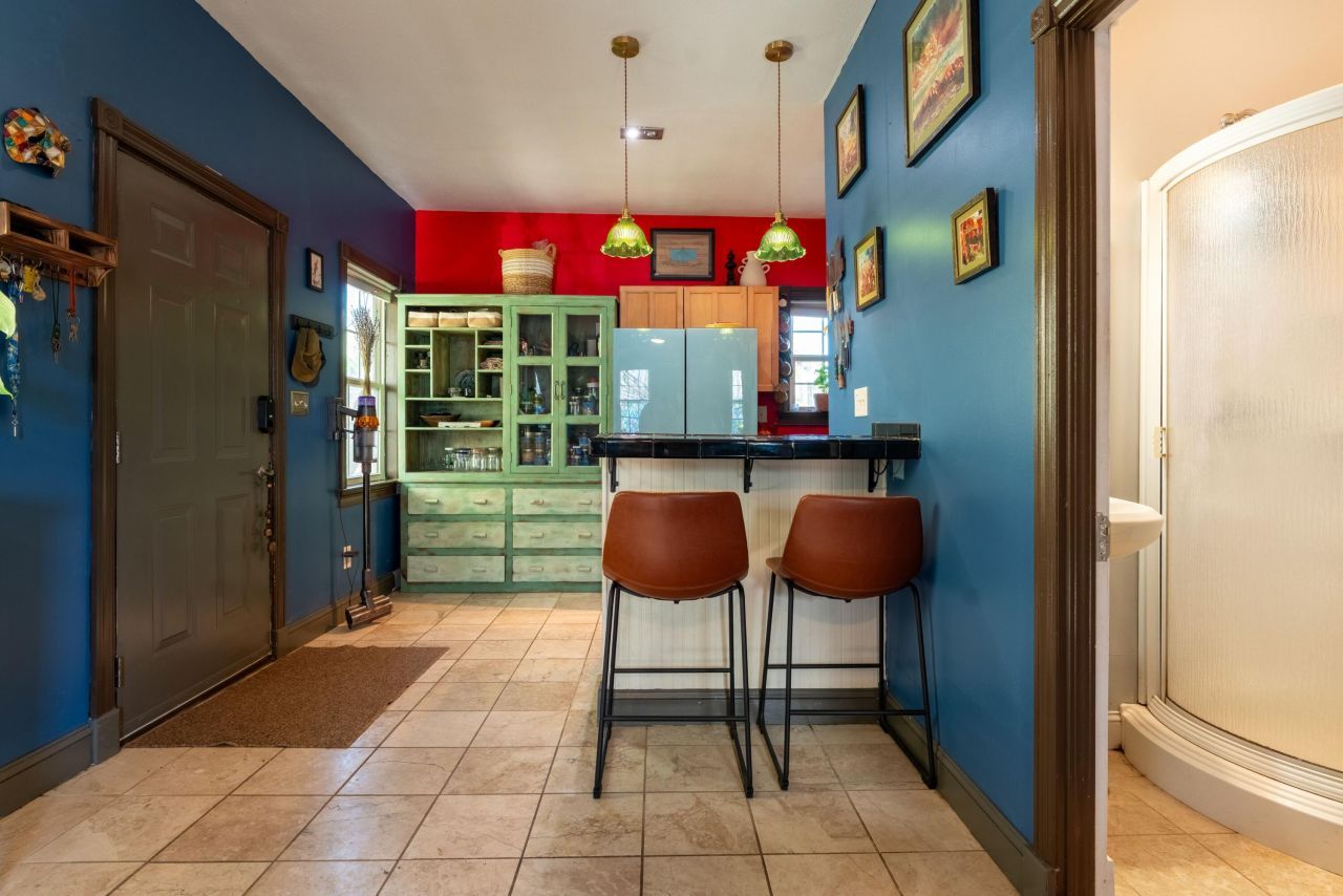 36 1/2 South Street Photo 5