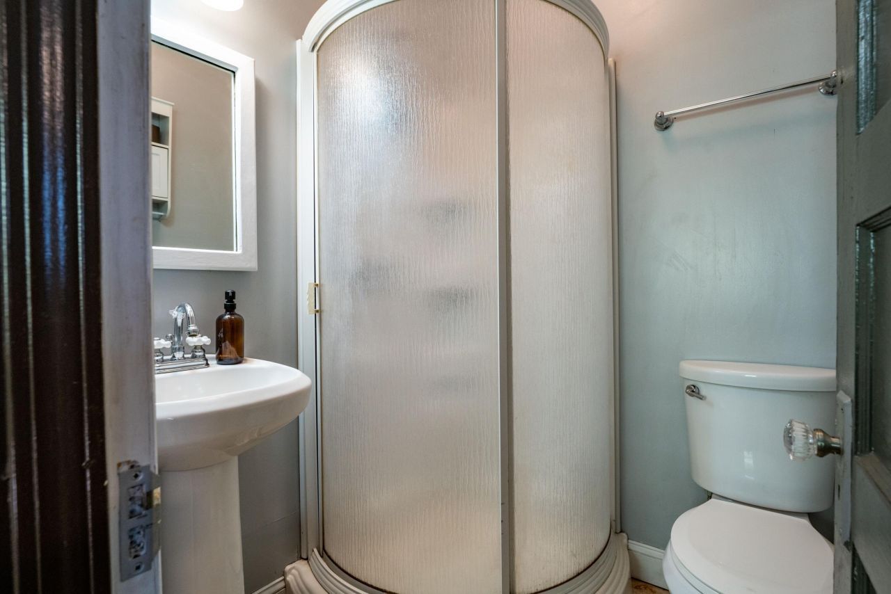 36 1/2 South Street Photo 6