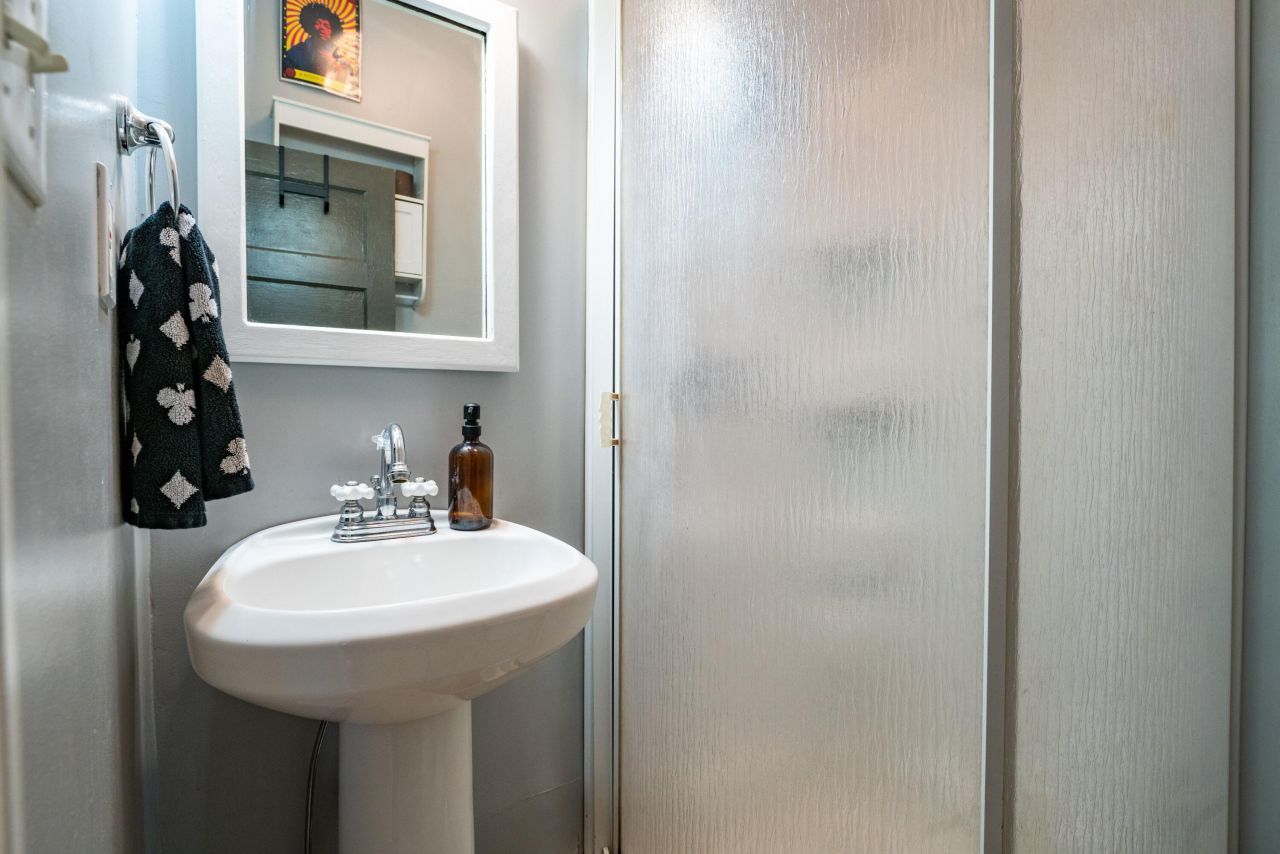 36 1/2 South Street Photo 7