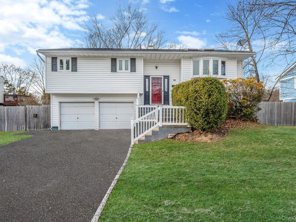 18 Roslyn Court, East Patchogue, NY 11772