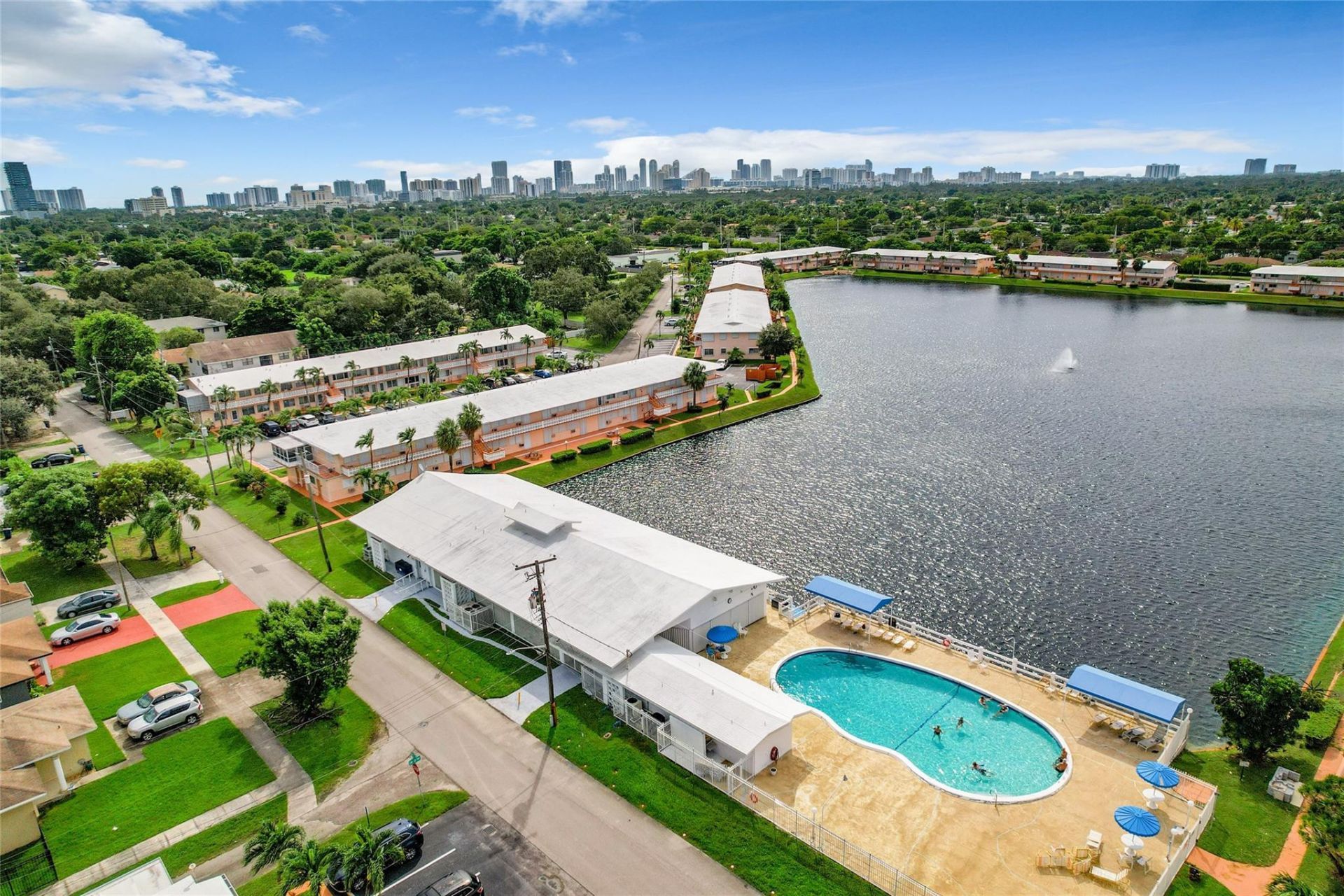 815 SW 10th Terrace, Unit 18V, Hallandale Beach, FL 33009 Photo