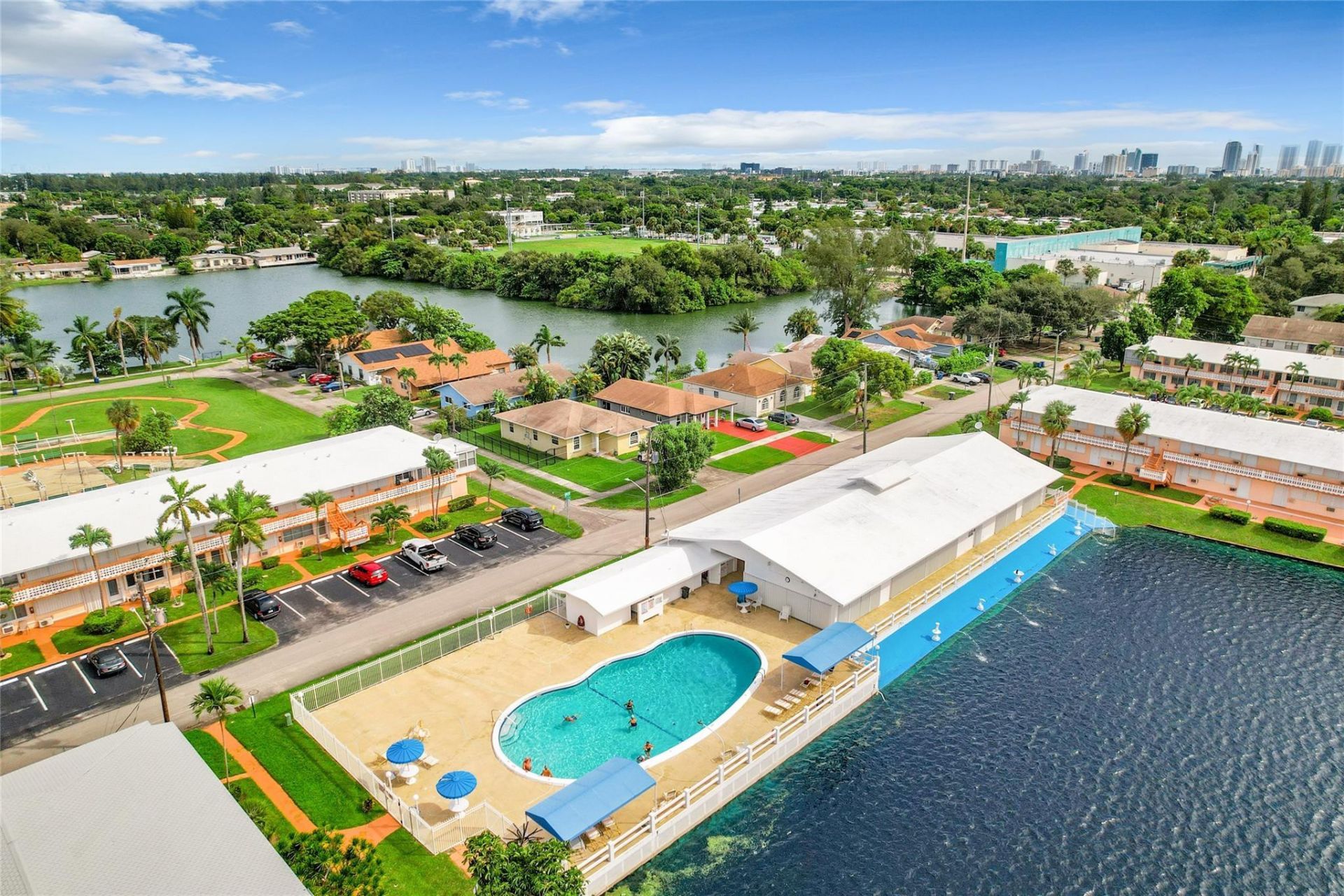 815 SW 10th Terrace, Unit 18V, Hallandale Beach, FL 33009 Photo