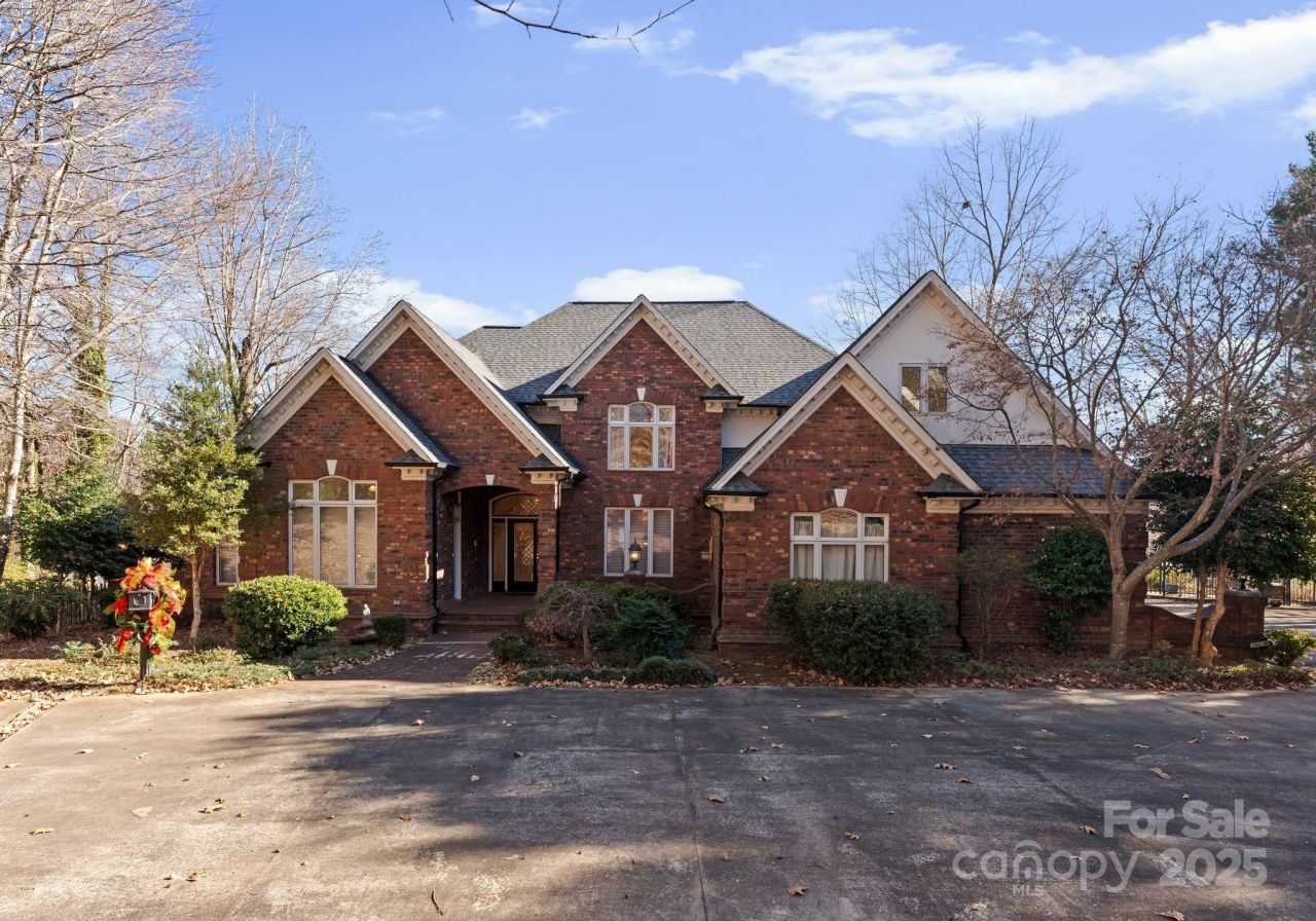 718 Eagle Point Court, Matthews, NC 28104 Main Photo