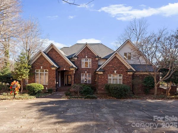 718 Eagle Point Court, Matthews, NC 28104