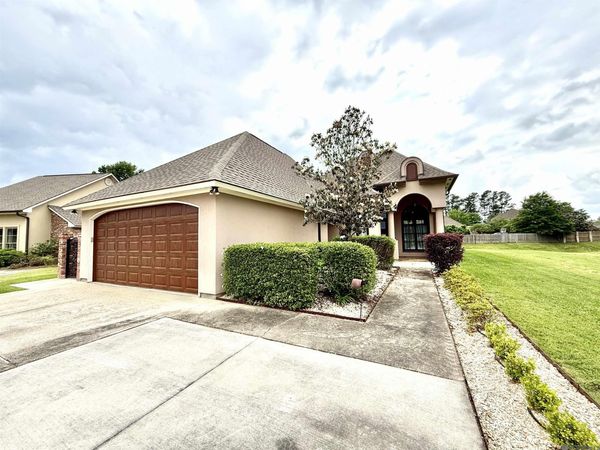 9528 Sawgrass Dr, Denham Springs, LA 70726