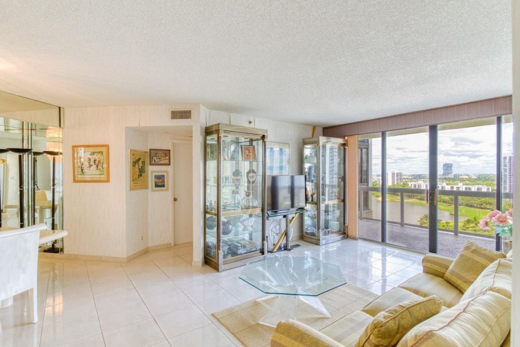 20185 E Country Club Drive, Unit 1709, Miami, FL 33180 Photo