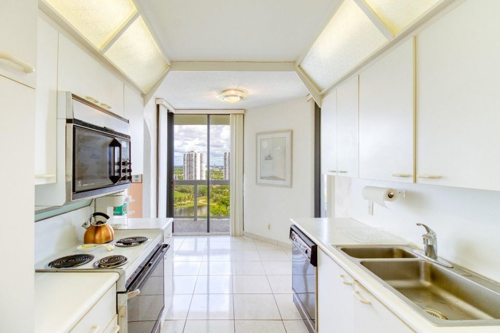 20185 E Country Club Drive, Unit 1709, Miami, FL 33180 Photo