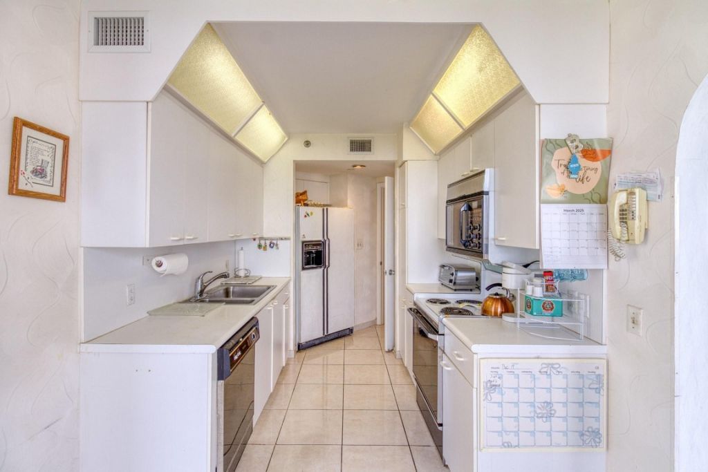 20185 E Country Club Drive, Unit 1709, Miami, FL 33180 Photo