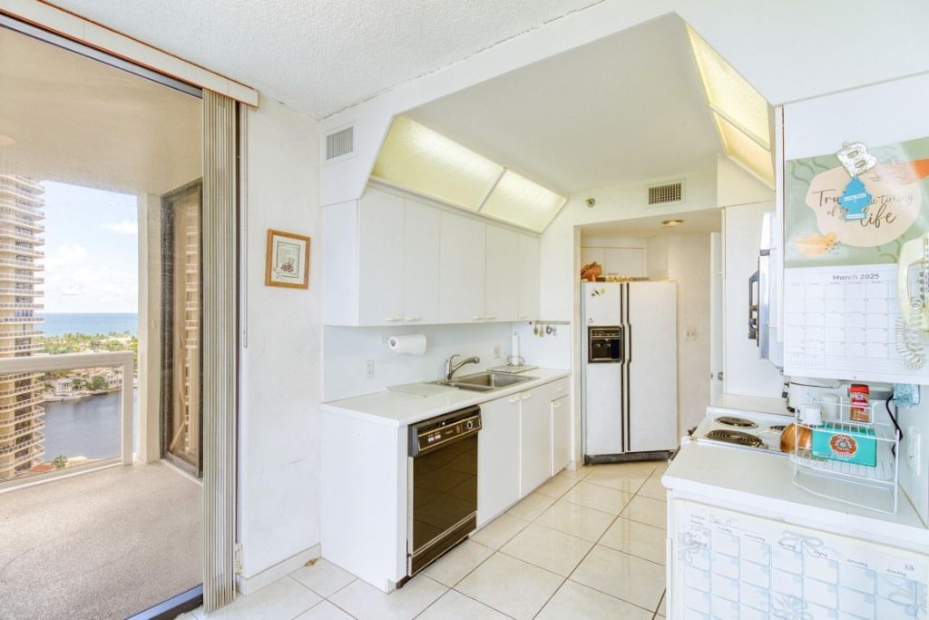 20185 E Country Club Drive, Unit 1709, Miami, FL 33180 Photo