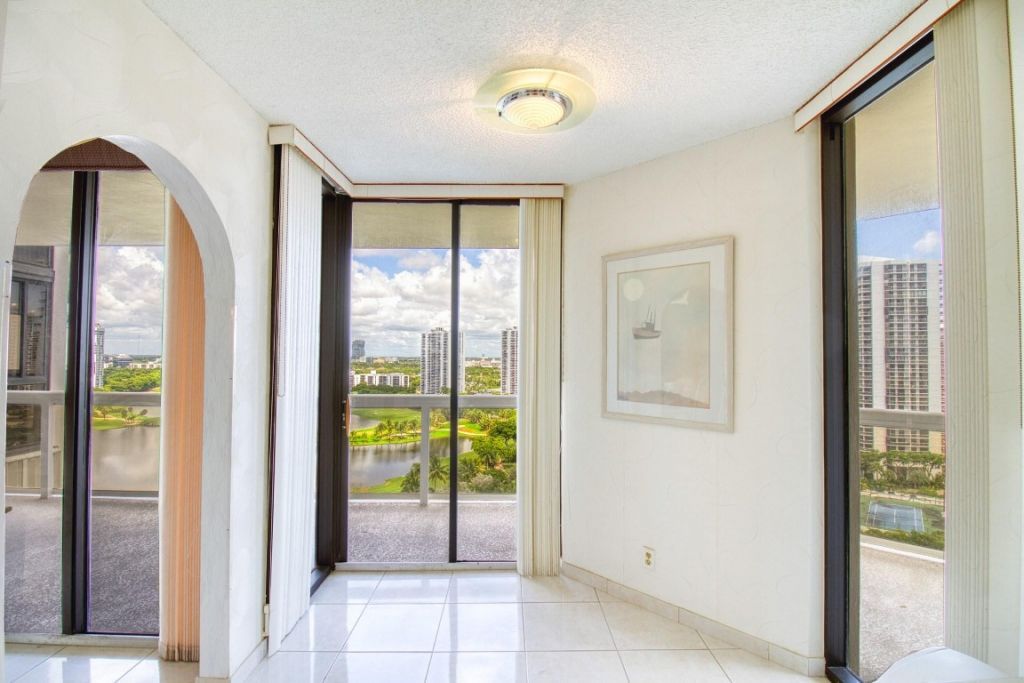 20185 E Country Club Drive, Unit 1709, Miami, FL 33180 Photo