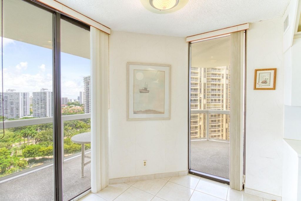 20185 E Country Club Drive, Unit 1709, Miami, FL 33180 Photo