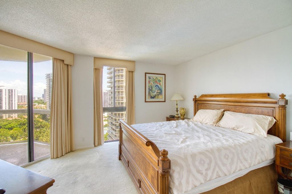 20185 E Country Club Drive, Unit 1709, Miami, FL 33180 Photo