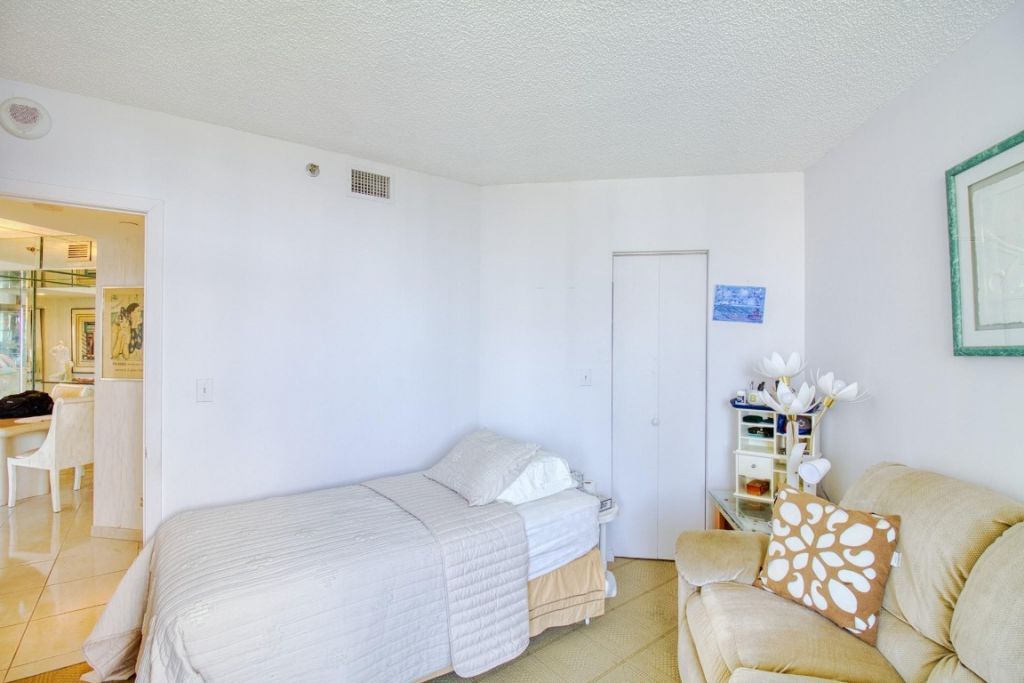 20185 E Country Club Drive, Unit 1709, Miami, FL 33180 Photo