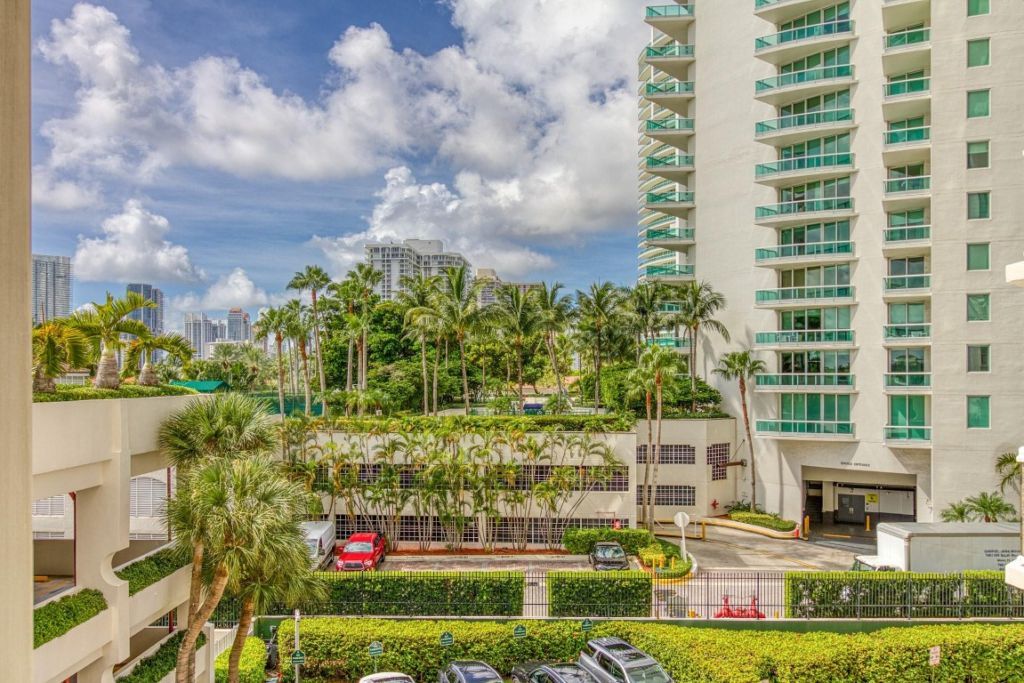 20185 E Country Club Drive, Unit 1709, Miami, FL 33180 Photo