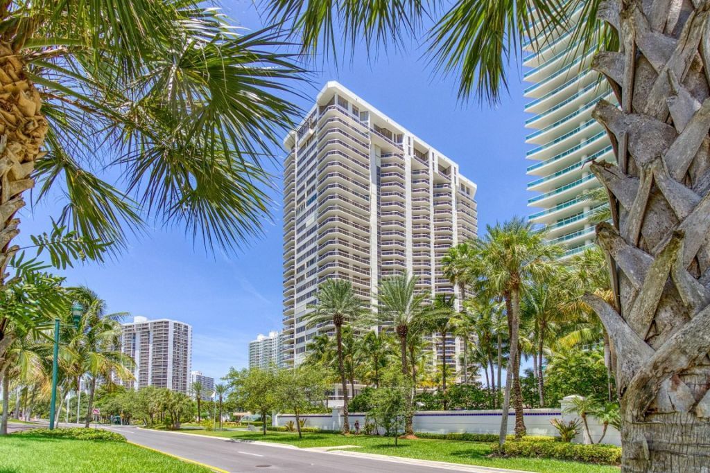 20185 E Country Club Drive, Unit 1709, Miami, FL 33180 Photo