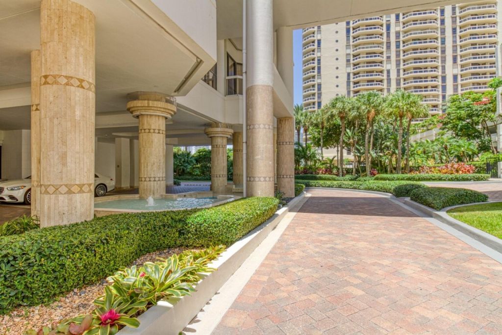 20185 E Country Club Drive, Unit 1709, Miami, FL 33180 Photo