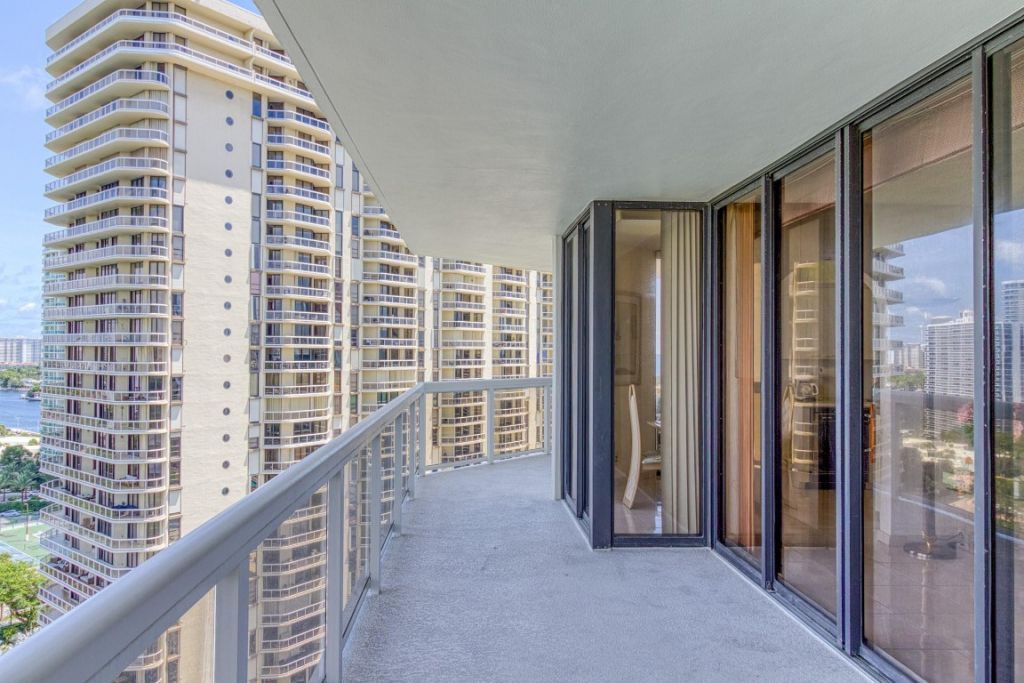 20185 E Country Club Drive, Unit 1709, Miami, FL 33180 Photo