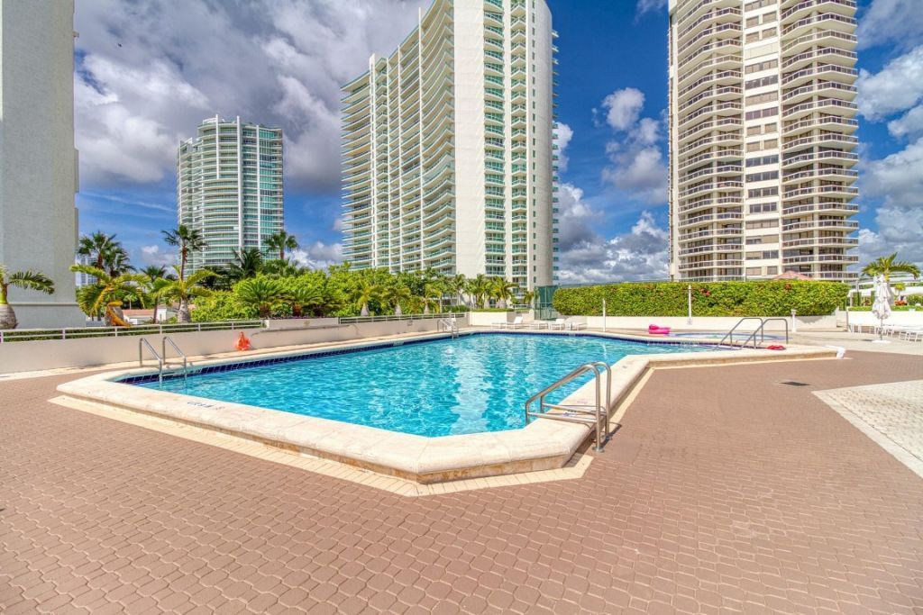 20185 E Country Club Drive, Unit 1709, Miami, FL 33180 Photo