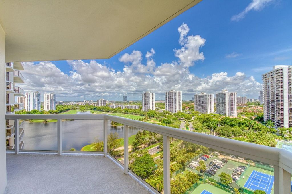 20185 E Country Club Drive, Unit 1709, Miami, FL 33180 Photo